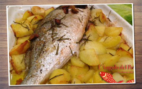 Pesce al forno con patate Pesce al forno con patate