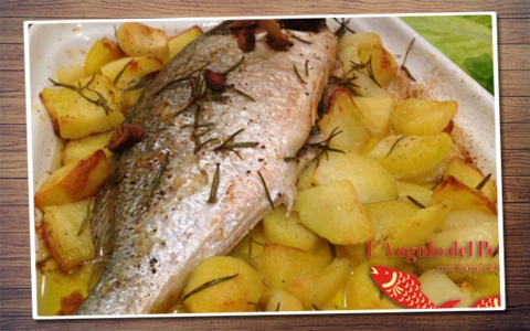 Pesce al forno con patate Pesce al forno con patate